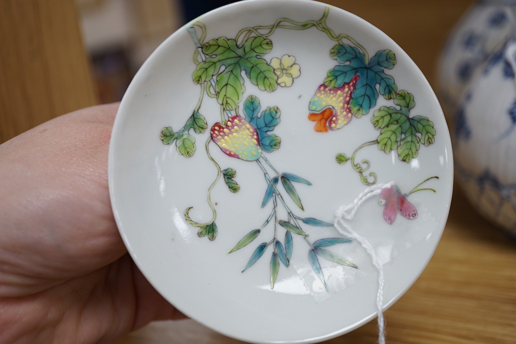 A Chinese famille rose bowl and cover. 9cm tall overall